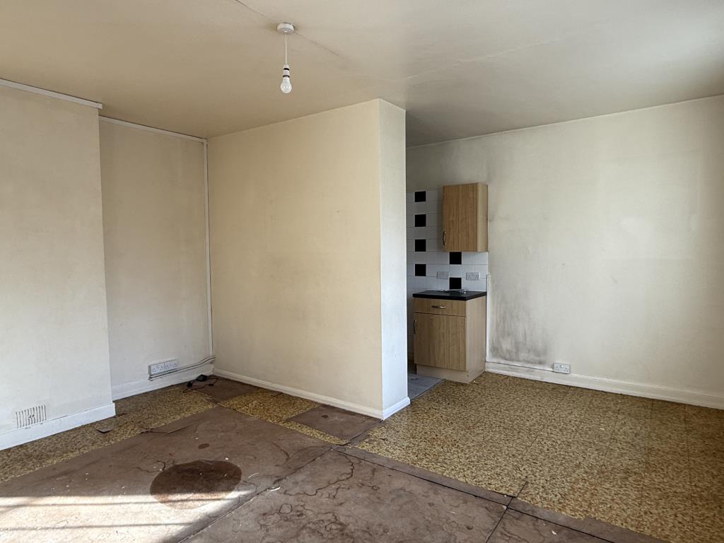 Lot: 111 - SUBSTANTIAL PERIOD PROPERTY ARRANGED AS FOUR FLATS ON A LARGE PLOT WITH REAR FRONTAGE FOR REFURBISHMENT AND WITH POTENTIAL - Living Room in Flat 4 of Period House Arranged as Four Flats